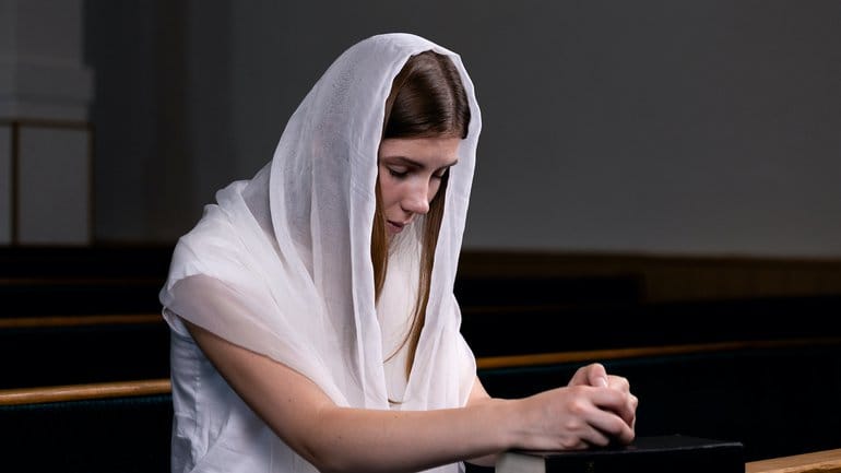 La femme doit-elle porter le voile pour prier et prophetise?