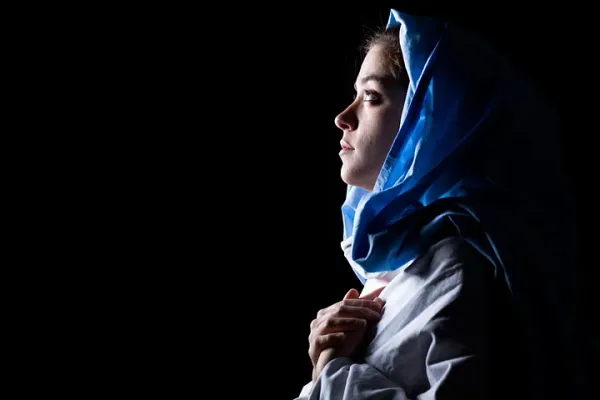 En tant que femme, dois-je me voiler la tête quand je prie?