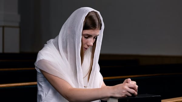 La femme doit-elle porter le voile pour prier et prophetise?