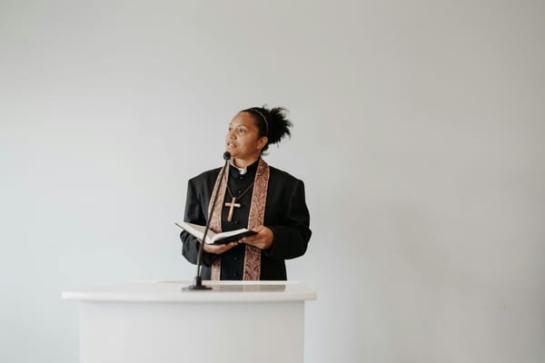 Femmes et enseignement : que dit réellement la Bible ?